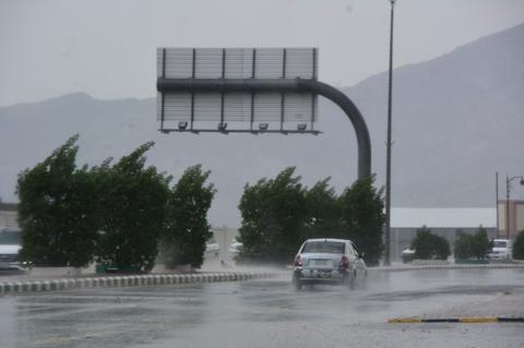 أمطار غزيرة وسيول وبرد ورياح نشطة على 4 مناطق