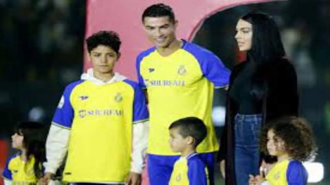 جورجينا تتسبب في إثارة الجدل في ملعب نادي النصر الاول 