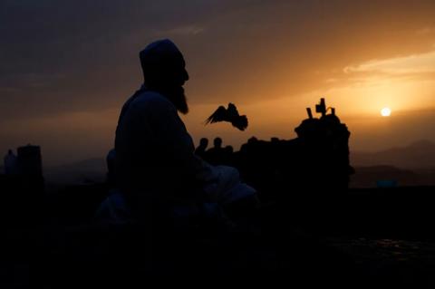 - حجاج يزورون غار حراء، حيث تلقى النبي محمد -صلى الله وعليه وسلم- الوحي من الله -عز وجل-