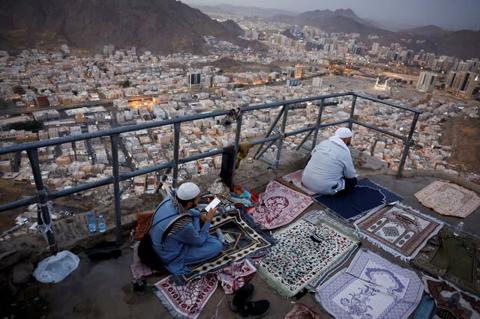 حجاج يتلون القرآن خلال مكوثهم فوق جبل النور