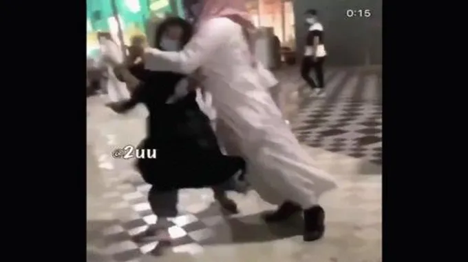 انقض على جسمها كالأسد …سعودي لم يتحمل جمال هذه الفتاة الحسناء فقام بعمل مخجل ومعيب معها في الشارع .. وعندما حضرت الشرطة كان مصير الشاب